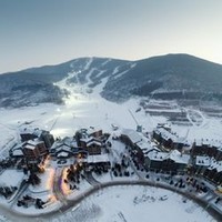 滑雪季特惠：吉林万科松花湖青山酒店1晚+双早+双人滑雪