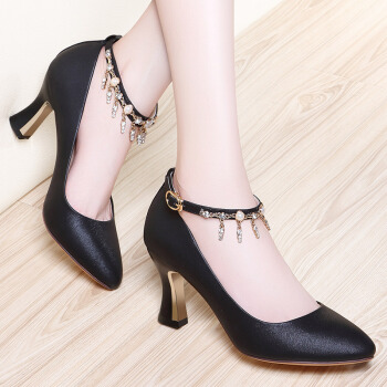 莱卡金顿 LAIKAJINDUN 时尚百搭尖头浅口吊坠粗跟一字扣带水钻女单鞋 6298 黑色 40