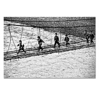 藝術品：《孩子們小心翼翼地走過極其簡陋的懸索橋去上學》解海龍｜銀鹽相紙 輸出工藝：C-print｜60 x 40 cm