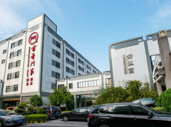 站店)位于苏州市区主干道三香路上,距离地铁2号线三香广场站1号口仅5