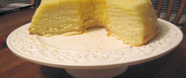 蛋糕是混合面糊类和乳沫类两种面糊,改变乳沫蛋糕的组织和颗粒而成