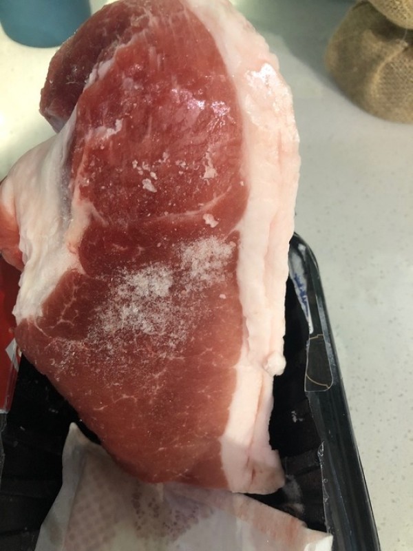 外观:小编这次收到了肥瘦两款不同猪肉,第一张图为瘦肉,第二张图为