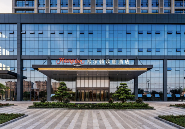 长期有效不加价南宁五象希尔顿欢朋酒店高级大床房1晚含健身中心体验