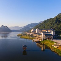  真温泉/钓鱼/古茶场，近宝晶宫乐园！英德宝晶宫天鹅湖温泉酒店 园景房1晚套餐（含早+温泉+碧罗洞古茶场门票等）