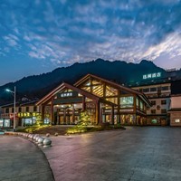 三清山索道旁，避暑好去处！三清山远洲酒店 标准双床房1晚套餐（含双早+晚餐+玉帘瀑布门票等）