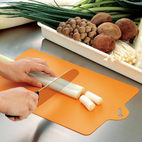 Inomat 日本创意水果砧板塑料树脂软切菜砧板 超薄厨房切菜板 分类可弯曲菜板 橙色