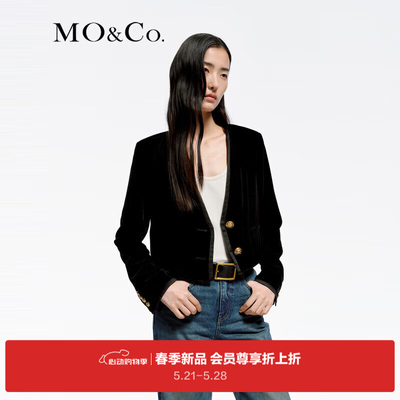 MO&Co.2024春小香风丝绒雕花金扣V领垫肩短款外套MBD1COT003 黑色 L/170