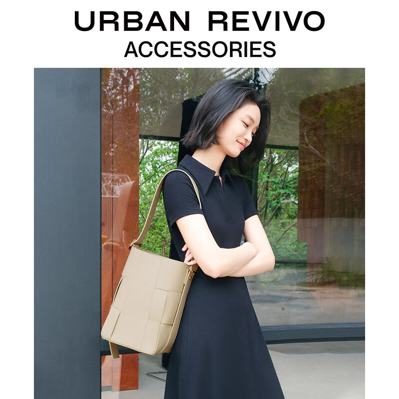 URBAN REVIVO2024夏季女士高级织单肩斜挎包UAWB40206 暖灰