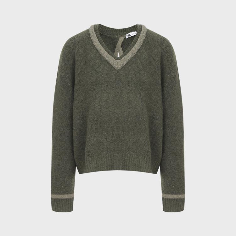 女式V领时尚拼色宽松露背毛衣