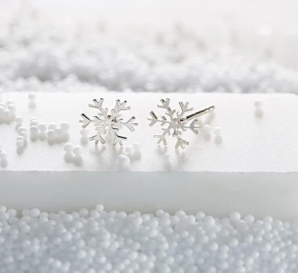 Lily charmed 银色雪花片耳钉 1对