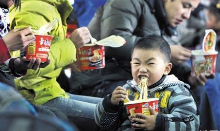  春运人潮不带干粮可还行？出行方便食品推荐榜