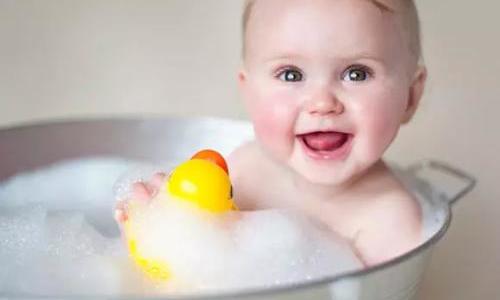  宝宝洗澡如何不哭不闹婴儿沐浴相关用品推荐榜