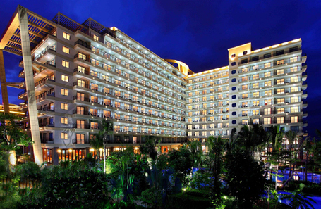 酒店位于三亚湾海岸线核心地段,楼下就是碧海金沙,驱车前往市中心