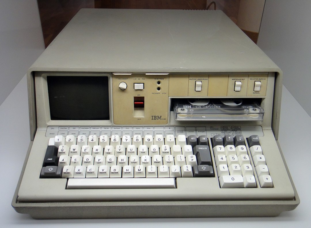 世界上第一台便携式电脑是由ibm在1975年推出的ibm 5100,刚出生的它