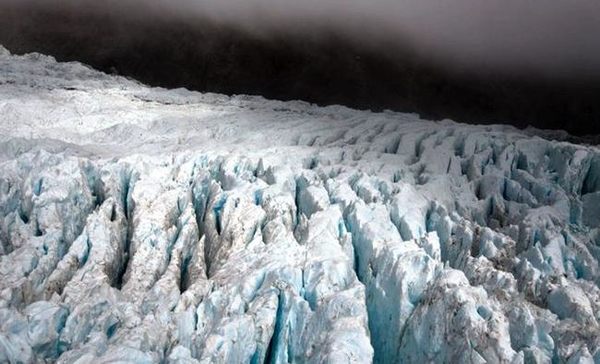 乘坐直升飞机飞跃新西兰冰峰，到步行无法企及的冰川上泡温泉