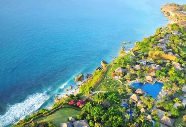 在悬崖峭壁边上，观最美日落   巴厘岛阿雅娜度假村