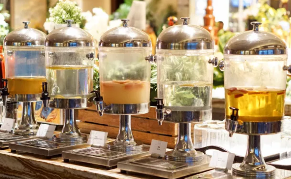 除此之外,还有酸甜开胃的泰式色拉和泰国特色饮品——香茅水都有供应.