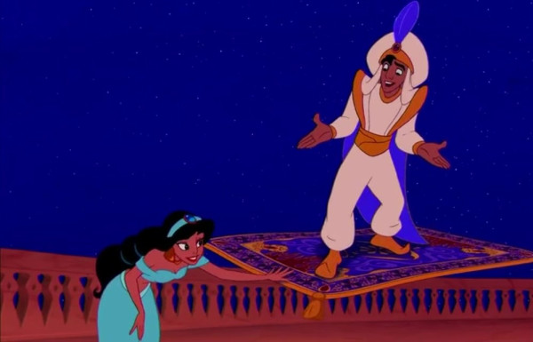 里面出现的阿拉丁的神灯,飞毯和鞋头又尖又翘的鞋子,还有茉莉的金饰品