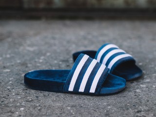 adidas 阿迪达斯 Originals Adilette 男士天鹅绒拖鞋 Navy-white UK8