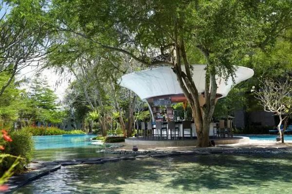 私家沙滩、网红泳池、独立阳台…view超赞大片拍不完！巴厘岛努沙杜瓦万怡酒店3-5晚度假套餐