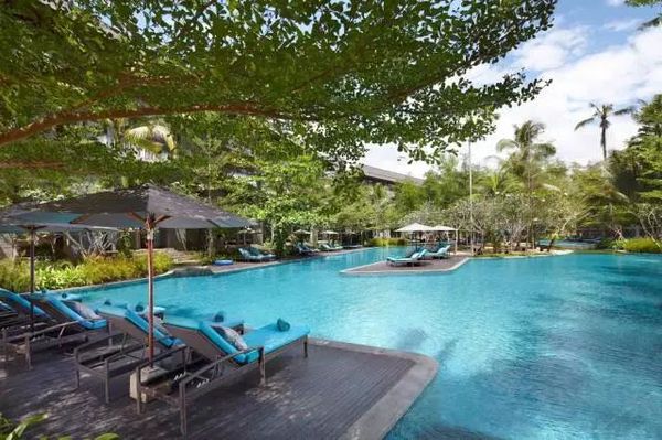 私家沙滩、网红泳池、独立阳台…view超赞大片拍不完！巴厘岛努沙杜瓦万怡酒店3-5晚度假套餐