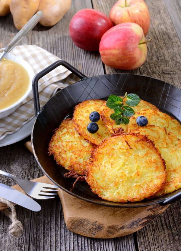 kartoffelpuffer 土豆煎餅各地區的土豆湯各不相同,有加入香腸塊的