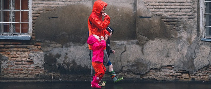  就算大雨让这座城市颠倒它们仍能让我雨中奔跑