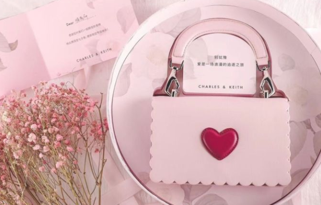 让女人心跳加速的“心”意 这样选 “包”她满意！