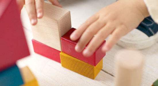  低月龄宝宝玩儿什么？小婴儿玩具选购指南