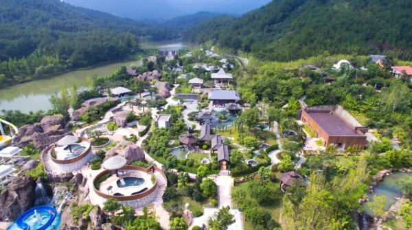 无限次畅泡58个主题温泉！藏于湖光山色里的欧式城堡 金华浦江仙华檀宫名人度假酒店1晚套餐