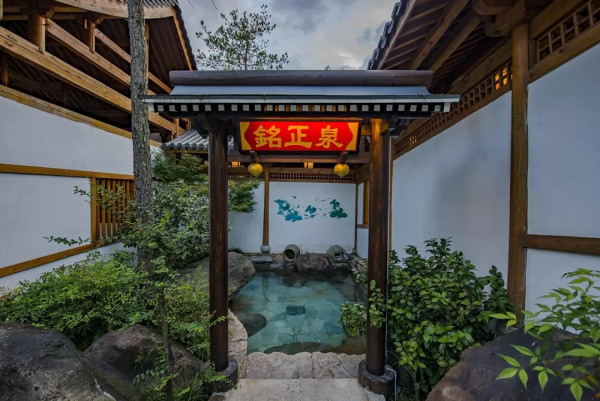 凰泽汤,莲花汤,海棠汤,尚食汤,太子汤等汤池,可以说是浙江"江南华清池