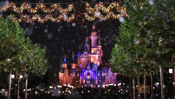 门票特惠：上海迪士尼下雪啦，与雪宝一起见证圣诞节城堡点灯！迪士尼冬季夜场票