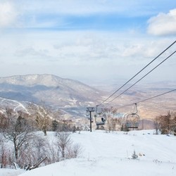 滑雪季！吉林北大壶 北美时光公寓酒店1-3晚+2大1小全天滑雪门票（含索道票、雪鞋、雪板、雪杖）