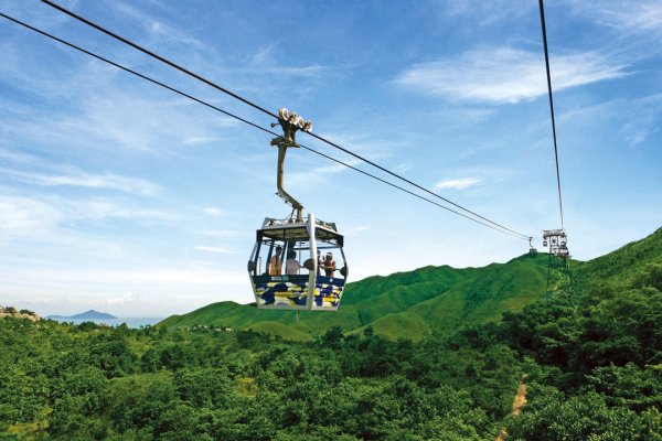 昂坪360主要由昂坪缆车及昂坪市集组成,位于大屿山东涌,邻近香港国际