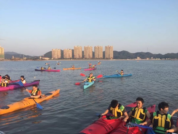 面朝大海，自带观景阳台，周末不涨价！惠东富力希尔顿逸林度假酒店1晚+2大1小早晚餐+儿童乐园