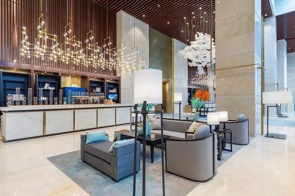 杭州钱塘江畔新开法式酒店,8500㎡遛娃乐园近在咫尺!杭州钱塘美爵酒店2晚度假套餐