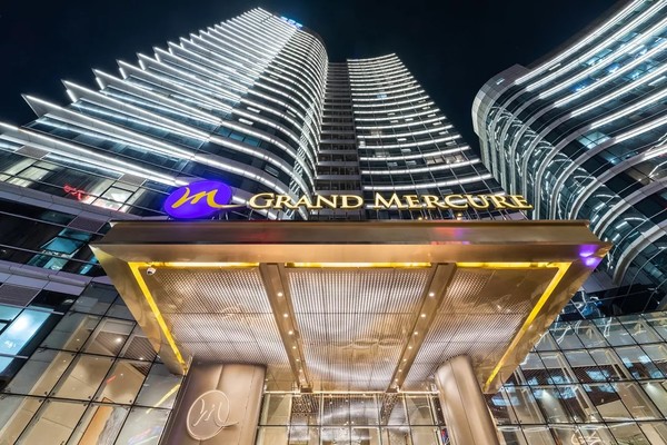 杭州钱塘江畔新开法式酒店,8500㎡遛娃乐园近在咫尺!杭州钱塘美爵酒店2晚度假套餐