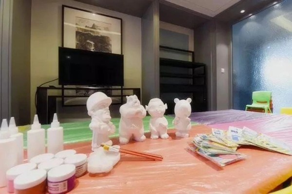 粉墙墨瓦徽派风情，周末不涨价！杭州龙门驿雷迪森庄园1晚+2大1小早餐+正餐+龙门古镇门票