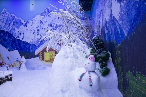 来广州看雪，大型室内飘雪乐园！越美冰雪大世界