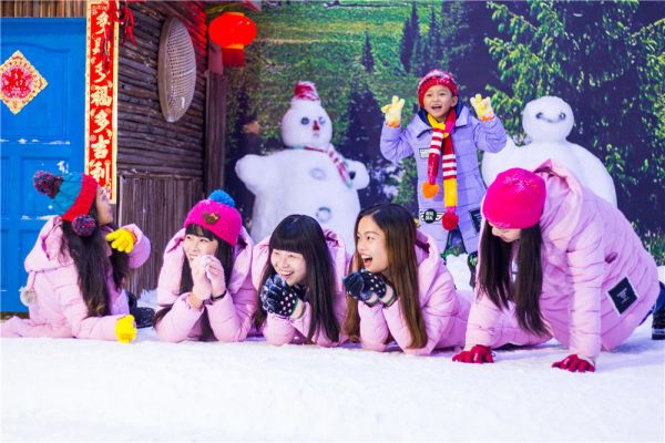 来广州看雪，大型室内飘雪乐园！越美冰雪大世界