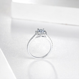 周六福 珠宝钻石戒指女款 时尚群镶钻石订婚钻戒 KGDB023335 40分 SI/H