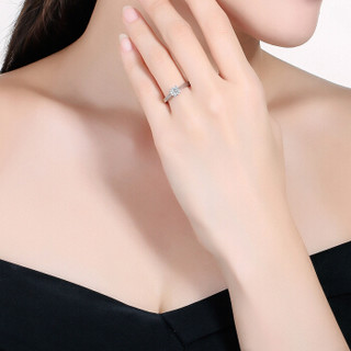 周六福 珠宝女款时尚钻石戒指公主方18K金镶嵌钻戒 KGDB023285 90分 SI/H