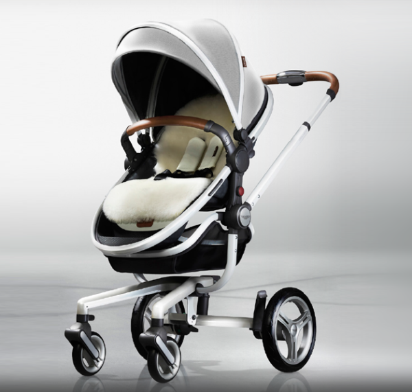 两个英国经典品牌合作诞生的"新经典"——阿斯顿马丁至尊版 婴儿车