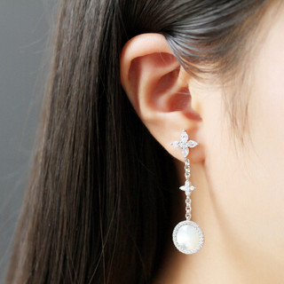 APM Monaco AE10043M 不对称母贝珍珠耳环女 气质时尚耳钉 耳坠原创设计感银首饰品