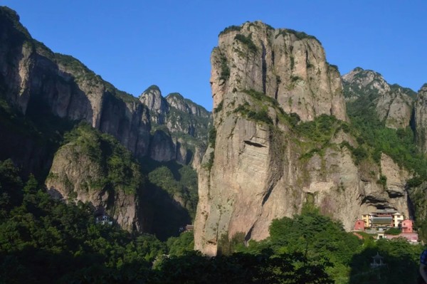 玻璃船泳池、水底餐厅！浙江雁荡山泉水叮咚温泉酒店1晚套餐