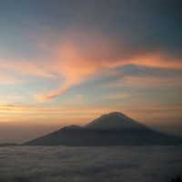 当地玩乐、值友专享：登上1717米山顶看日出！巴厘岛巴杜尔火山日出登山徒步