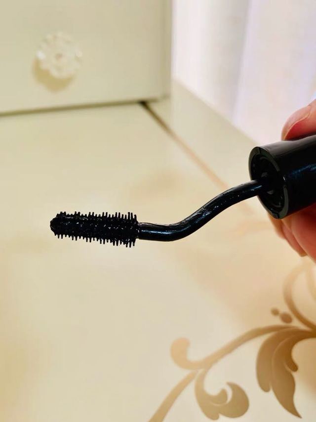 睫毛膏外观颜值爆表，弯曲设计好好看。
刷