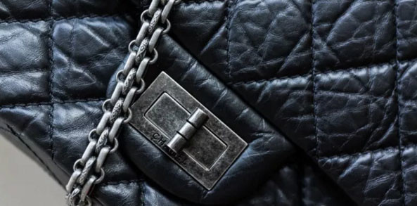 历史上第一只金属链条翻盖包——Chanel 2.55