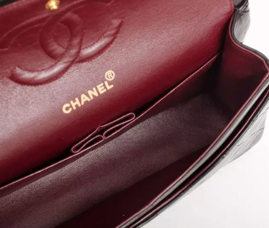 历史上第一只金属链条翻盖包——Chanel 2.55