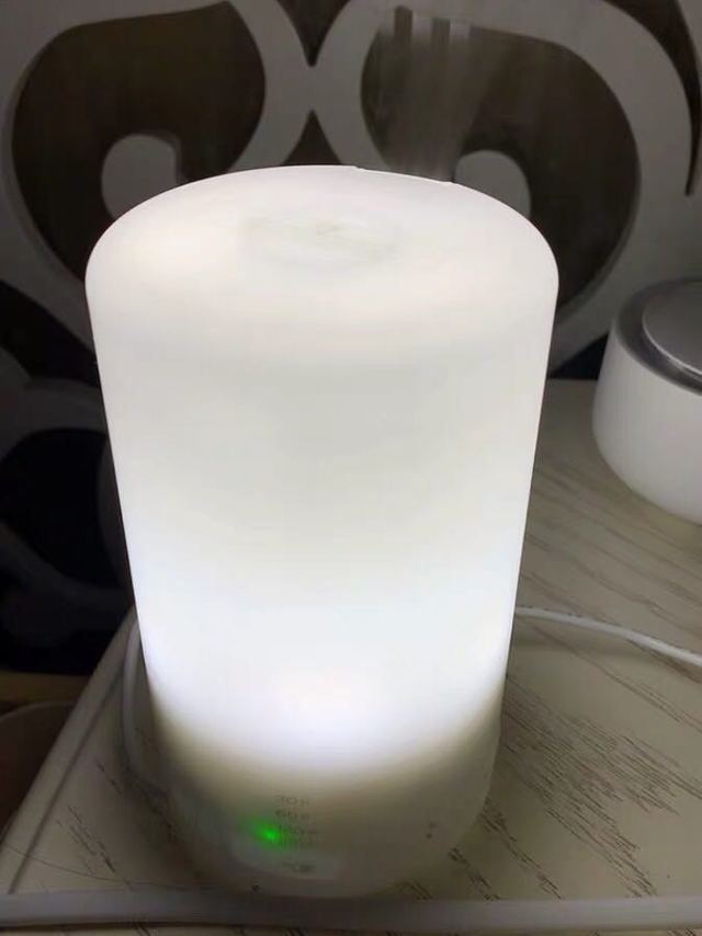 这款有两种光可调节。雾很细，灯光轻柔。
